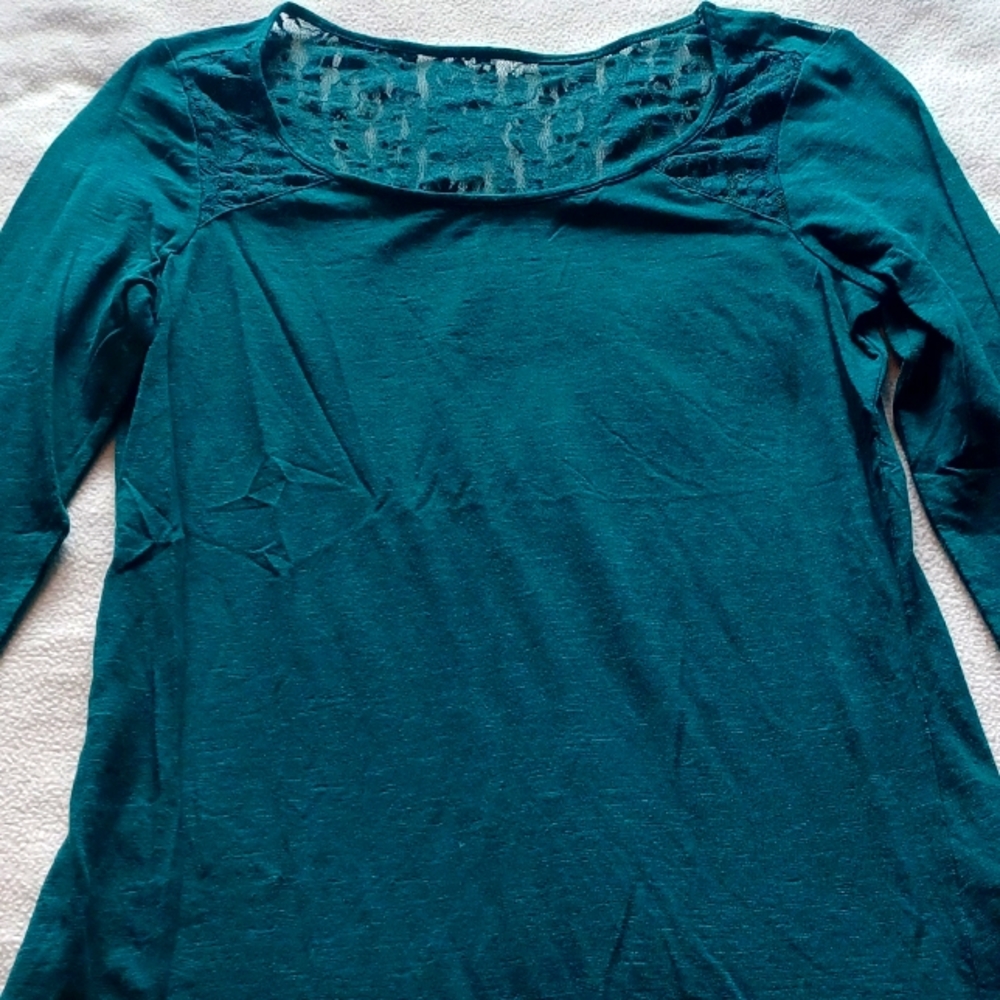 Green 3/4-sleeve lace yoke t-shirt/top (NEW)